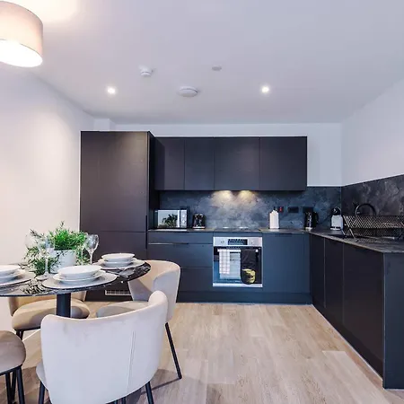 Modern 2br W Secure Parking Salford