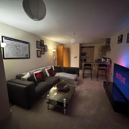 Cosy 2-bed Modern With Balcony 아파트