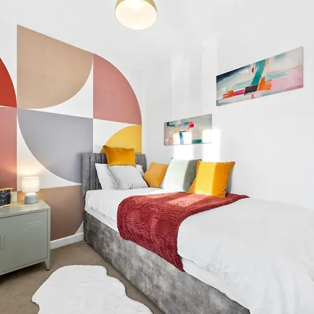 Daire Stylish 3br - Sleeps 7 - 15 Min To Centre, Parking Garden & Fast Wi-fi