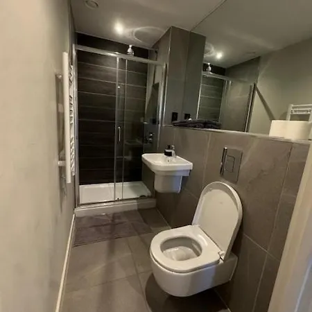 2bed With Balcony & Views Centre *