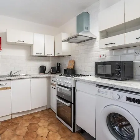 Lavish 2-bdr & Comfy 5-bed - Ideal For Contractors & Long - Near Piccadilly & Etihad - Fast Wi-fi - Sleeps 7 - Free On-site & On-street Parking - Private Garden Apartment *