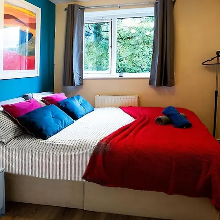 Stylish In Salford With Free Parking