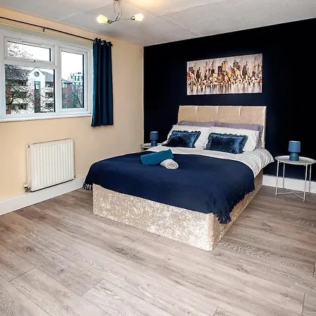 Stylish In Salford With Free Parking Apartment *