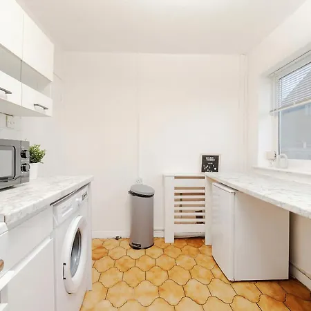4 Mins From Stadium - Sleeps 7 - Near - Driveway Parking * 맨체스터