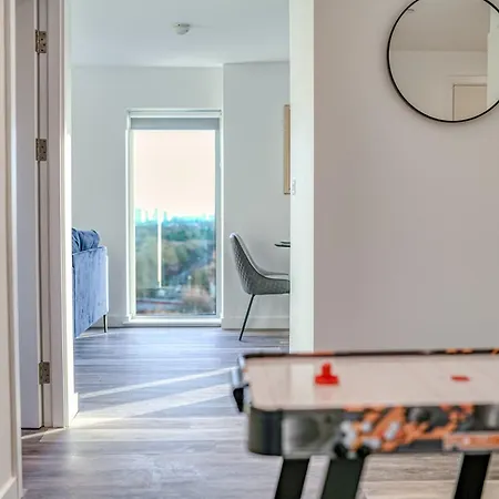 & Town Centre View - Free Parking - 1 Minute To Transport Links - Sleeps 5 *