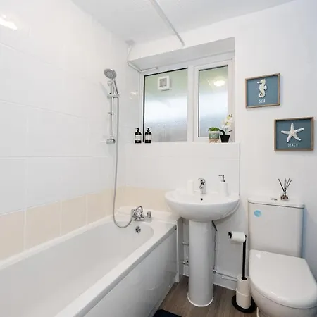 2 Bed Flat Centre - Sleeps 8 - Free Parking - Contractors & Long Offer - Wi-fi & Netflix - Workspace & Coffee Manchester