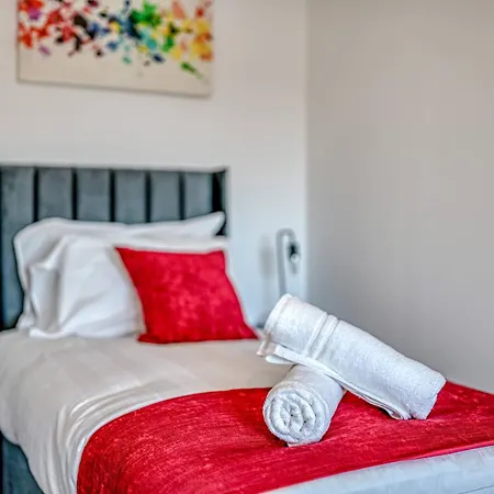 View - 1 Minute To Transport Links - Sleeps 3 *