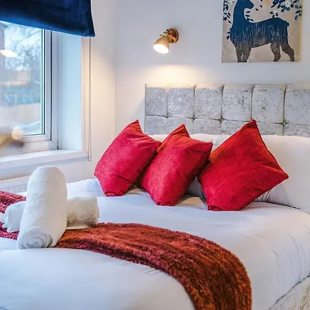 Stylish Home, Sleeps 7, Pool Table, Free Parking, Free Wi-fi, Full Kitchen, Perfect For Groups *