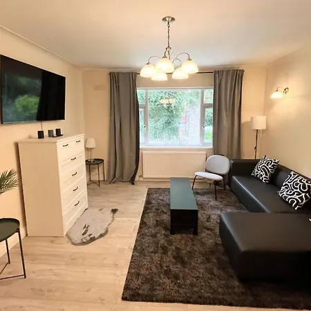 Spacious 2-bed Near Centre Daire Manchester