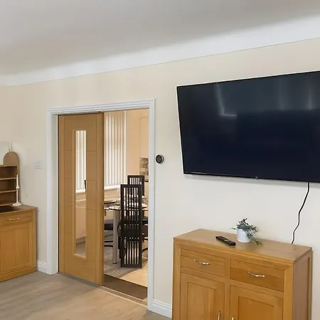 Spacious Apartment, Steps Away From Heaton Park Apartment *