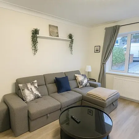 Apartment Newly Renovated 2-bedroom Manchester