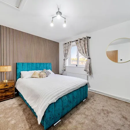 Stylish Urban Escape With Free Parking In