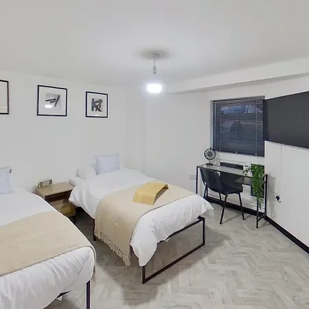 Stylish Modern Near Mediacityuk & Centre - Free Parking - Sleeps 2 Enjoy *