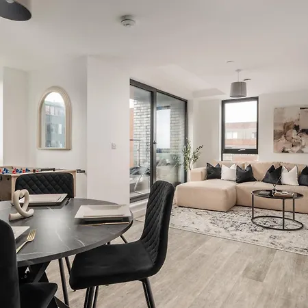 2 Bedroom - Old Trafford - Balcony - Free Parking Apartment