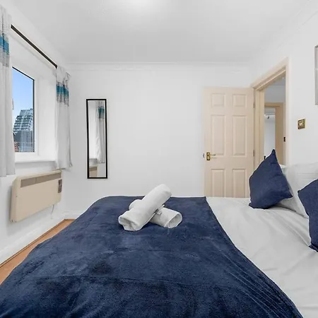 Modern 2 Bed Apartment, Salford Quays, Parking Manchester