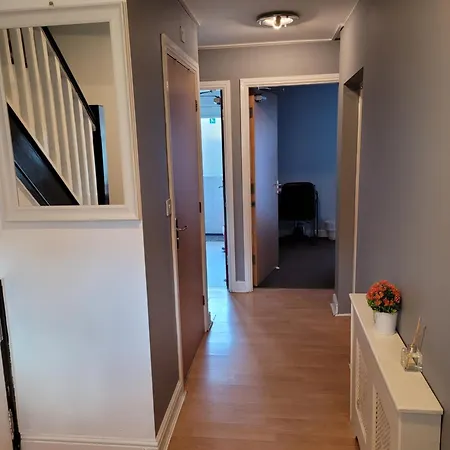 2-bed Sleeps 4 On-site Parking * Manchester