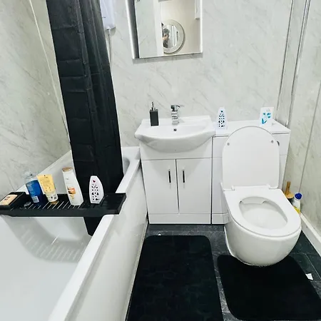 Air Conditioned Luxury 2-bed Apartment,office With Built-in Tv King Bed, Private Entrance And Free Parking Manchester