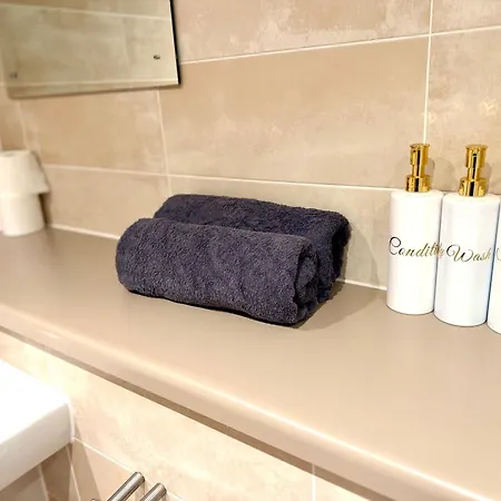 Lux High-rise Two Bed-balcony With Waterside View Apartment *