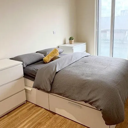 Apartmán Modern 2-bed Living With Private Balcony *