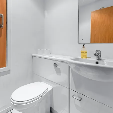 King Bed Flat In The Heart Of The - Pass The Keys Apartmán *