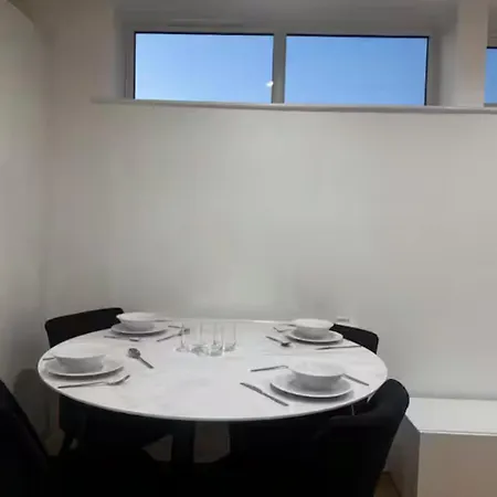 Ideally Located Didsbury Chorlton Gated Parking - Pass The Keys Appartement