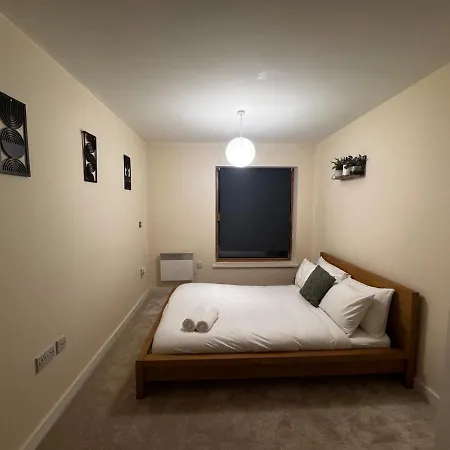 Cosy 2-bed Modern With Balcony Manchester