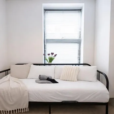 Stylish & Modern 3br - Garden, Parking & Ps5 Apartment *