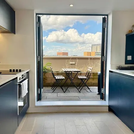 3 Bedroom Penthouse Roof Garden Parking Canal Manchester