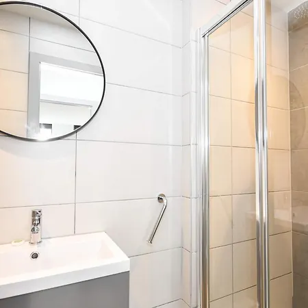 Apartment Convenient 2bed Flat W Security Manchester