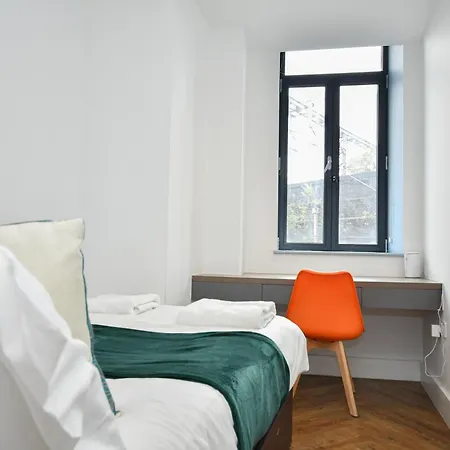 Convenient 2bed Flat W Security * Manchester