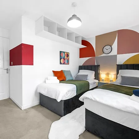 15 Mins To Centre! Sleeps 7, Free Parking, Wi-fi & Garden Apartment Manchester