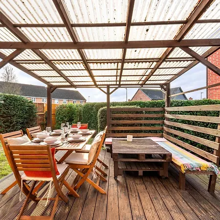 Stylish 3br - Sleeps 7 - 15 Min To Centre, Parking Garden & Fast Wi-fi Daire