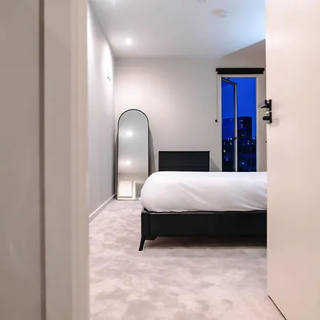 Stylish 2bed Balcony & View Centre