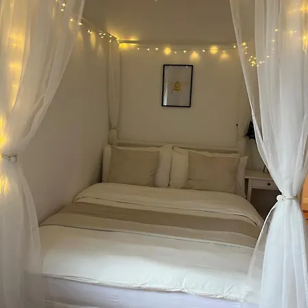 Daire The Cotton Mill Hideaway - One Bedroom - Free Parking Near Etihad Stadium & Coop Live Manchester