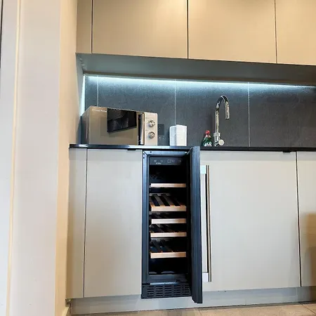 2bed With Balcony & Views Centre Apartmán *