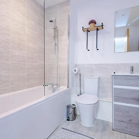 Central, 2 Bedroom, Penthouse Duplex Daire