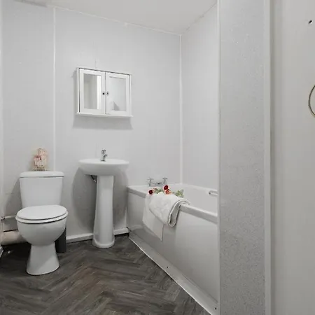 Lavish 2-bdr & Comfy 5-bed - Ideal For Contractors & Long - Near Piccadilly & Etihad - Fast Wi-fi - Sleeps 7 - Free On-site & On-street Parking - Private Garden * Manchester