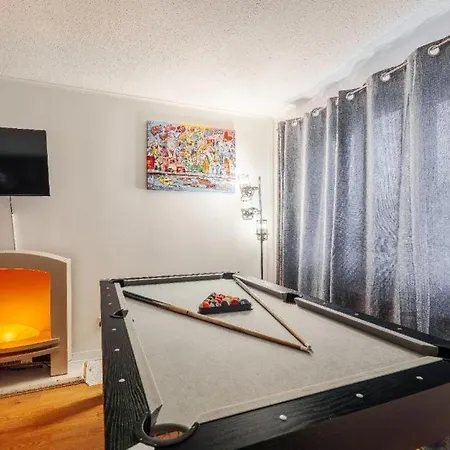 Lavish 2-bdr & Comfy 5-bed - Ideal For Contractors & Long - Near Piccadilly & Etihad - Fast Wi-fi - Sleeps 7 - Free On-site & On-street Parking - Private Garden