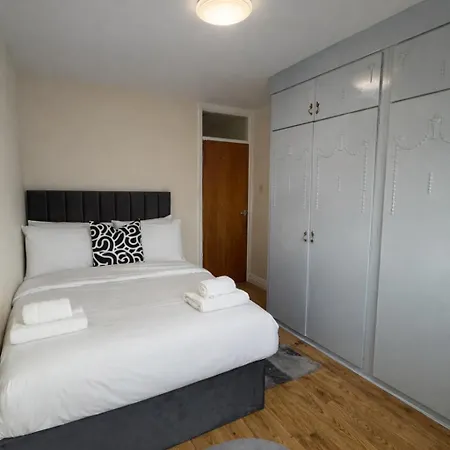 Cosy 2-bed Flat In The Heart Of Prestwich Village