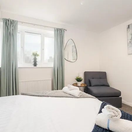 4 Mins From Stadium - Sleeps 7 - Near - Driveway Parking Apartment Manchester