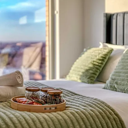 & Town Centre View - Free Parking - 1 Minute To Transport Links - Sleeps 5