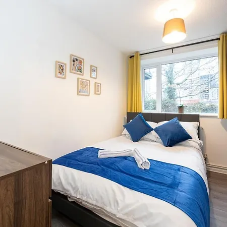 2 Bed Flat Centre - Sleeps 8 - Free Parking - Contractors & Long Offer - Wi-fi & Netflix - Workspace & Coffee *