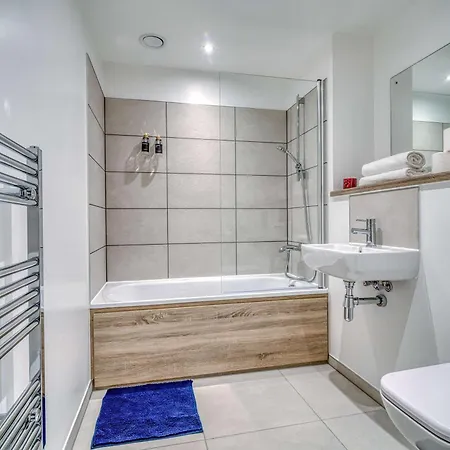 The Trafford Centre - City View - Close To Airport - Sleeps 6 Manchester