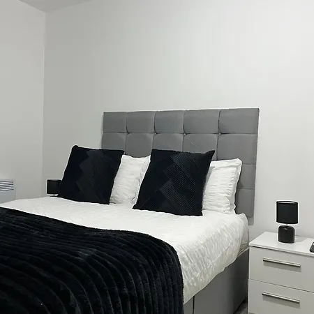 Balcony View Deluxe 2 Bed Ao Arena & Victoria Stn