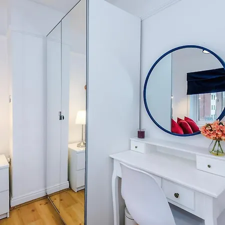Stylish Home, Sleeps 7, Pool Table, Free Parking, Free Wi-fi, Full Kitchen, Perfect For Groups Appartamento