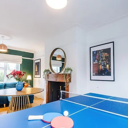 Stylish Home, Sleeps 7, Pool Table, Free Parking, Free Wi-fi, Full Kitchen, Perfect For Groups Apartament Manchester