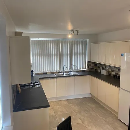 Daire Spacious Apartment, Steps Away From Heaton Park Manchester