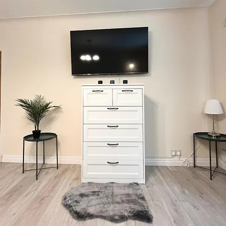 Spacious 2-bed Near Centre Apartament