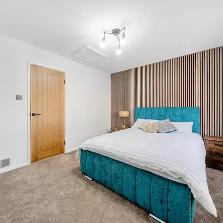 Stylish Urban Escape With Free Parking In *