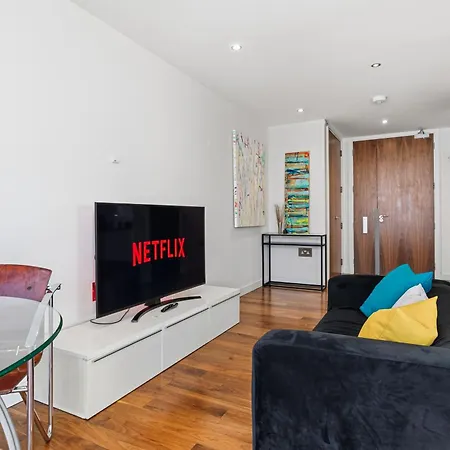 Centre 1b With Free Private Parking & Balcony Apartment